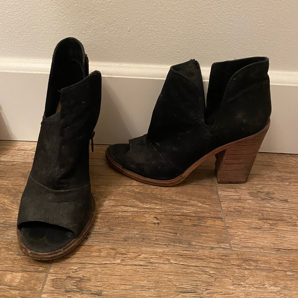 7.5 Vince Camuto booties / heels